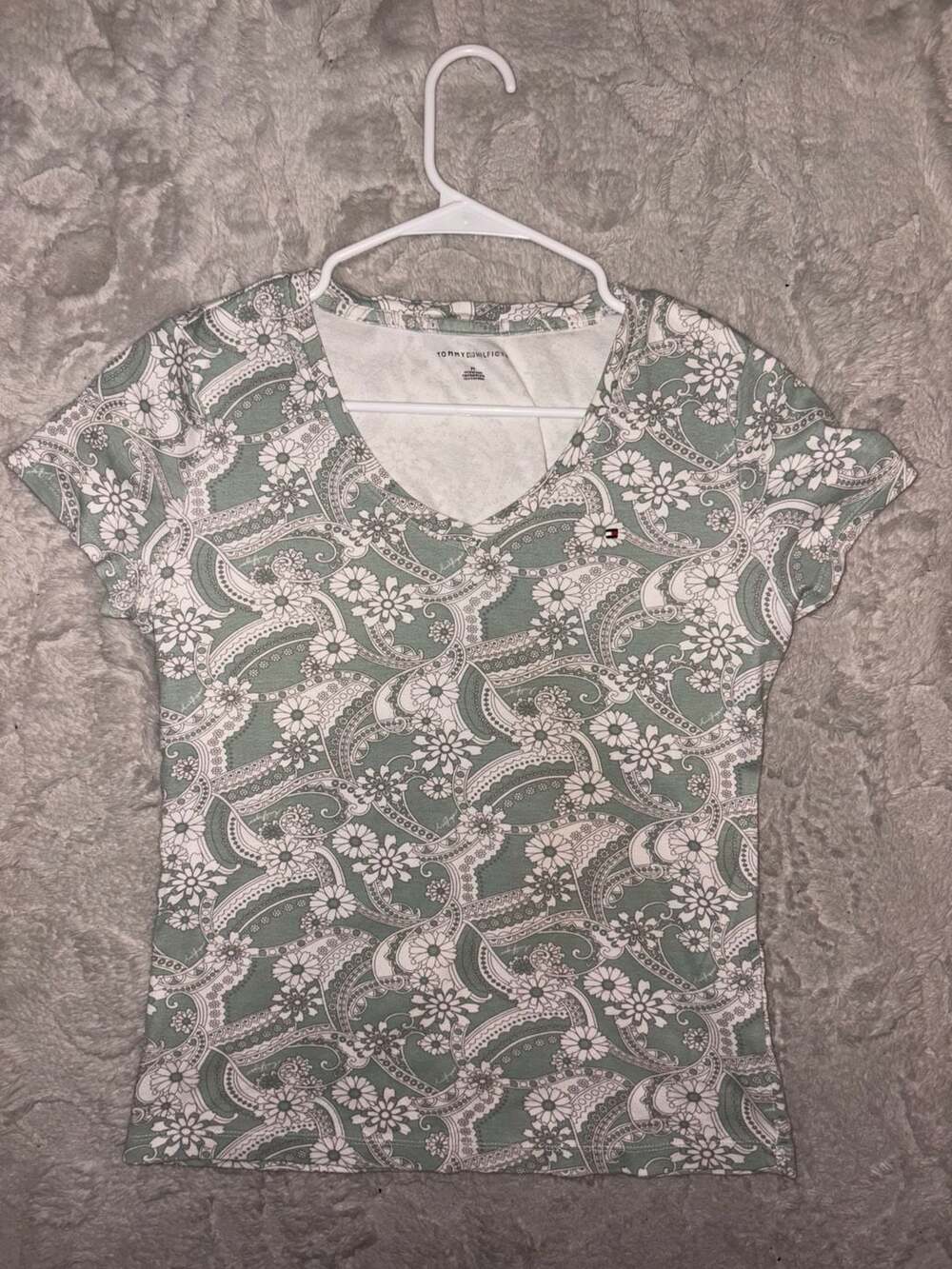 Tommy Hilfiger Women's Green and White Floral Paisley Print V-Neck T-Shirt